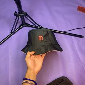 Two-tone reversed bucket hat